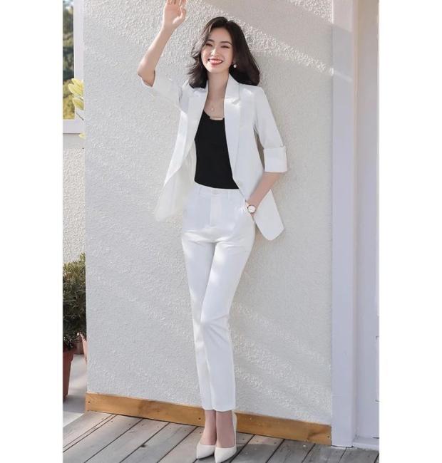 Bộ Vest Áo Tay Lửng , Quần Dài Ống Đứng Mang Tới Vẻ Đẹp Sang Trọng, Trang Nhã, Đầy Ấn Tượng 