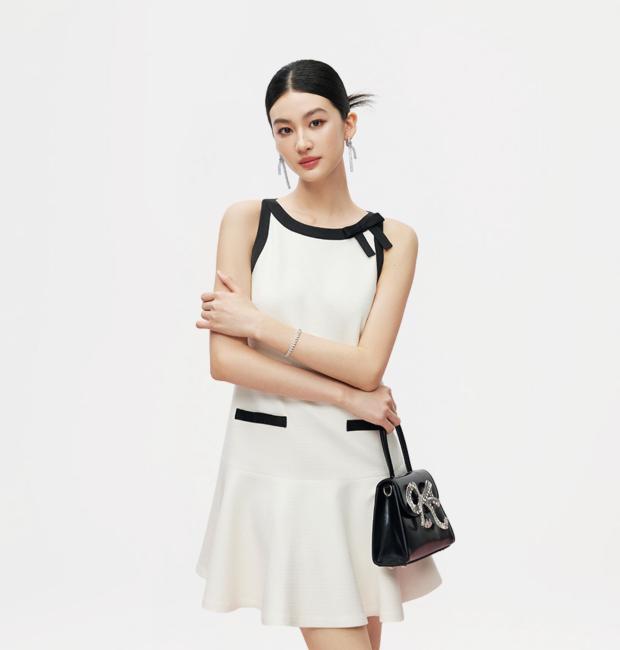 Đầm trắng phối đen cổ nơ sang trọng – Dáng xòe trẻ trung, Chuẩn form